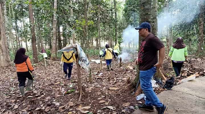 Gotong royong membersihkan hutan kota Sarolangun