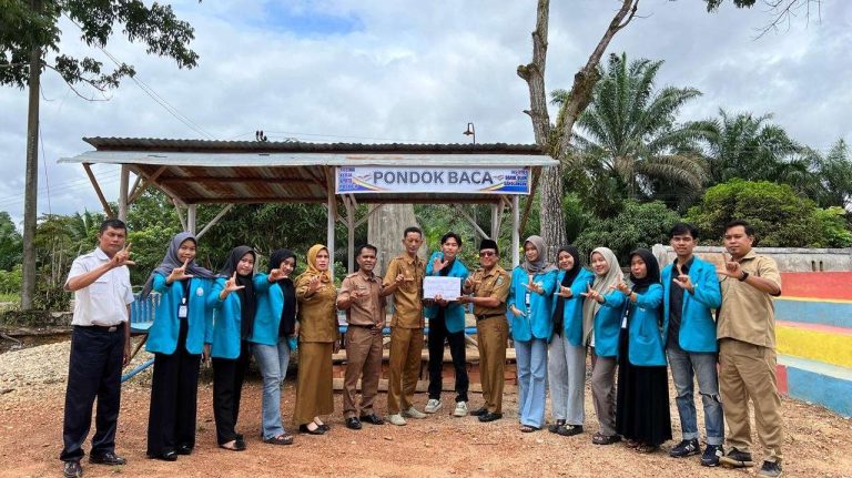 Tingkatkan Minat Baca, DPAD Sarolangun Bersama Mahasiswa Kukerta IDS Serahkan Bantuan Koleksi Buku Pondok Baca Di Desa Batu Putih