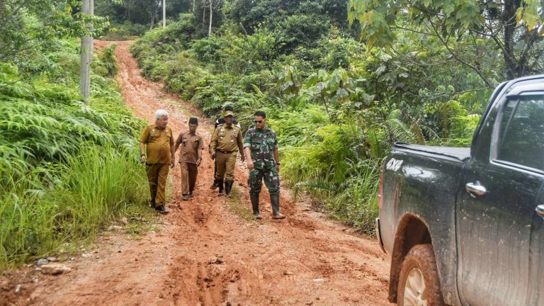 PJ Bupati Sarolangun Bahri Tinjau Kerusakan Jalan Di Bukit Bulan, Siap Anggaran BTT
