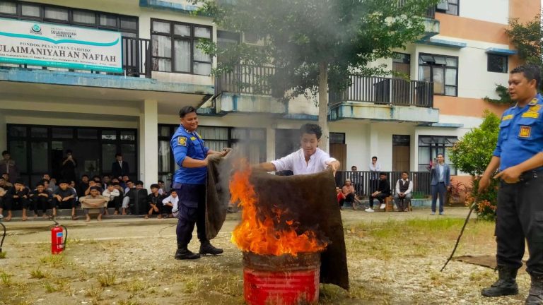 Dinas Damkar  Sarolangun Edukasi Santri pondok Pesantren Cara Memadamkan Kebakaran