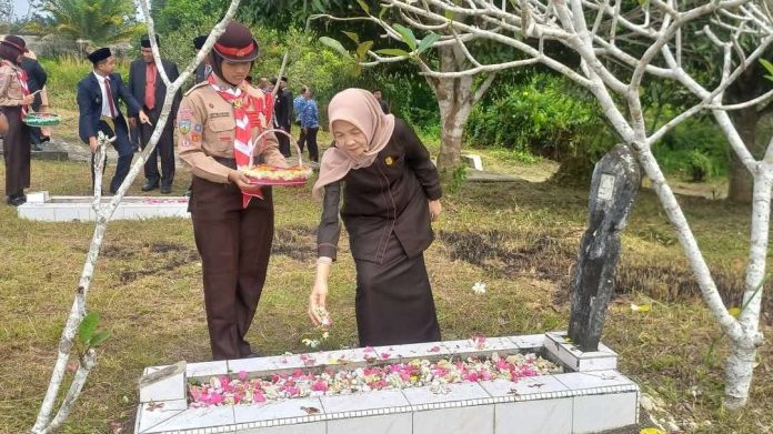 Waka I DPRD Sarolangun Cik Marleni  Ikut Upacara Harkitnas dan Tabur Bunga di Makam Pahlawan
