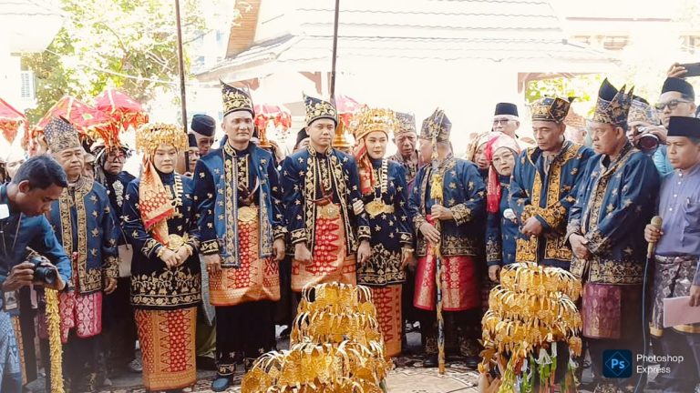 Hurmin-Gerry Jalani Prosesi Adat Naik Rumah Dinas