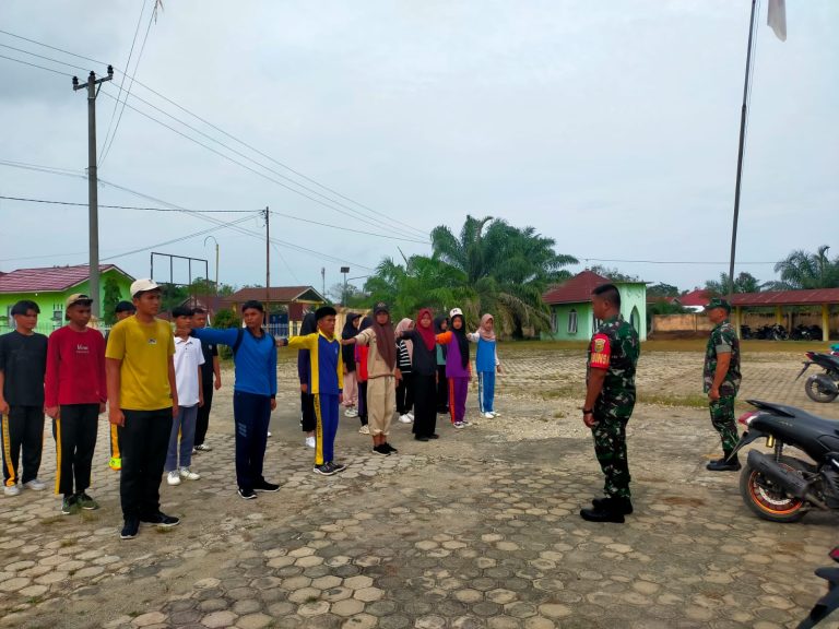 Persiapan HUT Ke 80 Republik Indonesia, Babinsa Latih Paskibra Kecamatan Cerminan Nan Gedang