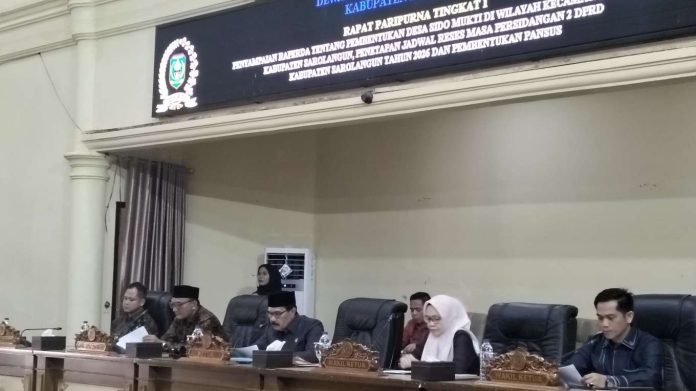 DPRD Sarolangun Rapat Paripurna Penyempaian Raperda Pembentukan Desa Sido Mukti 