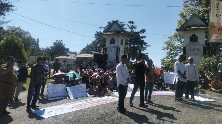 Datangi Kantor Bupati Sarolangun, Ratusan Warga Minta Pabrik Sawit PT SMM Kembali Dibuka