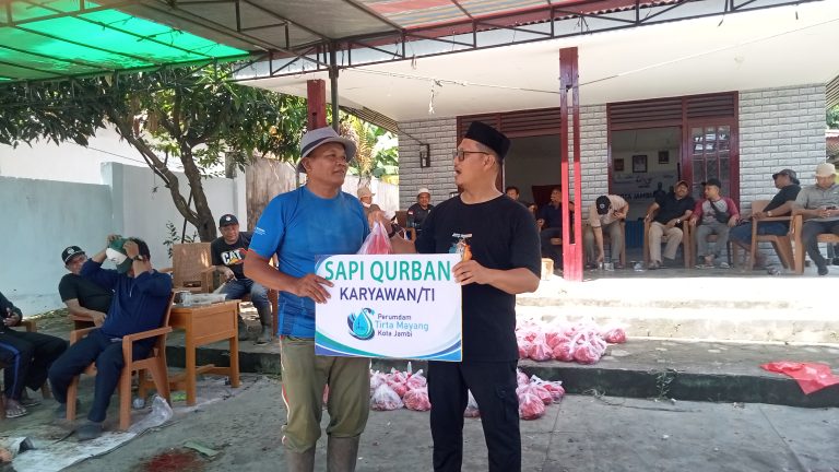 Kelurahan Kenali Besar Potong Dua Sapi Kurban