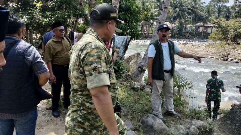 Ketua DPRD Sarolangun Ahmad Jani Tinjau Kondisi Jamtung Desa Bukit Berantai Yang Putus Diterjang Banjir 